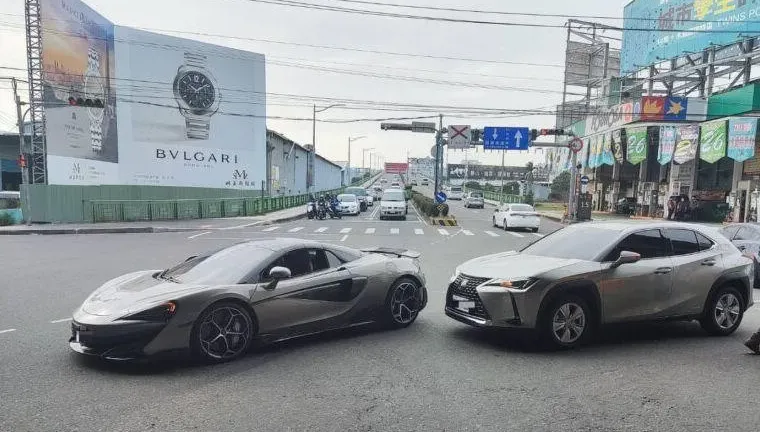 影/保險公司頭大了！台中千萬麥拉倫、LEXUS休旅車對決　維修逾百萬