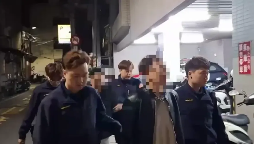 影/新莊雙煞逼車攔下機車男「狂噴辣椒水」　警火速逮人還在車內搜出毒