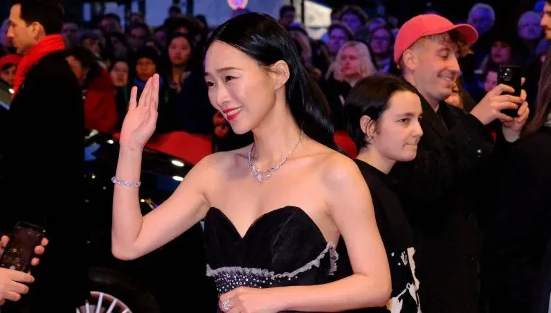 吳可熙露美背現身柏林影展！同框新科影帝賽巴斯汀史坦　驚人關係曝光