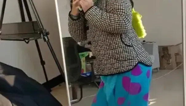 睡衣褲外穿去上班！陸年輕人刮「噁心穿搭」熱潮　舒適度成首要考量