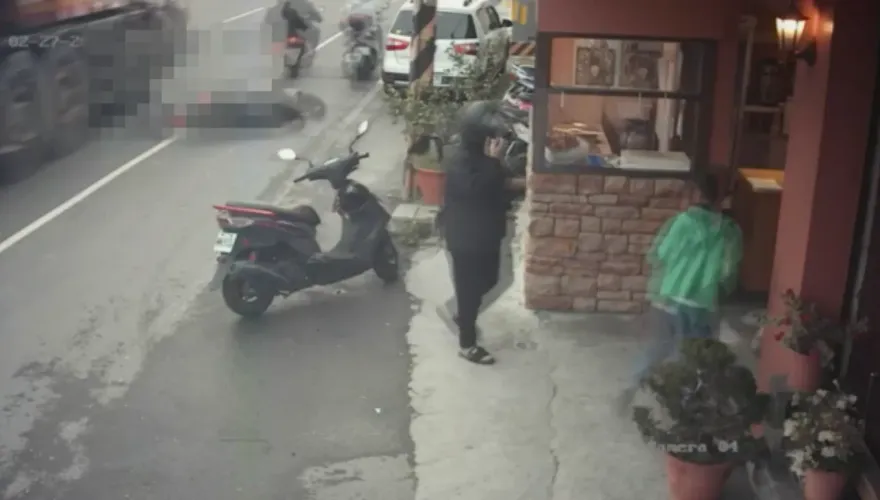影/驚悚直擊！台南騎士「疑跟車太近」 自摔　動力機械輾過頭爆漿