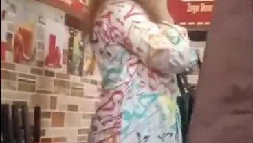 影/巴基斯坦婦女遭數百民眾包圍威脅斬首　只因洋裝上印有阿拉伯文