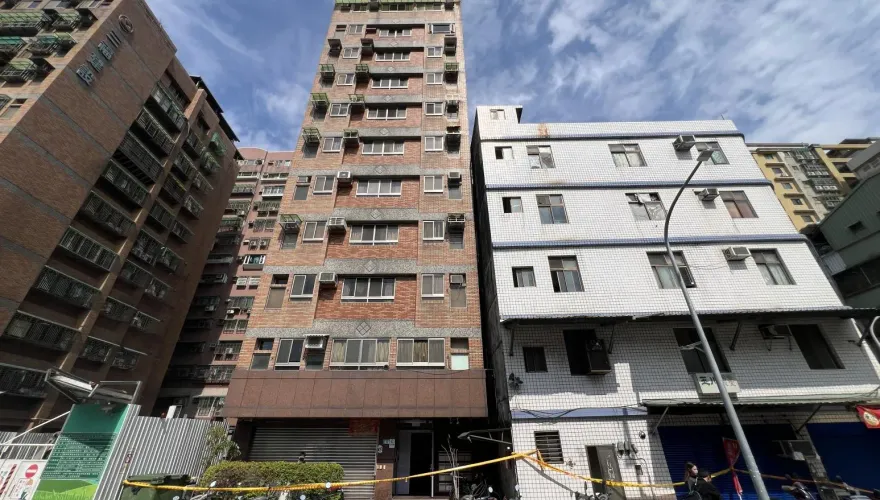 影/三重大樓傾斜實錄！住戶：準備晚餐聽到「碰」一聲⋯跑出家門被消防隊包圍