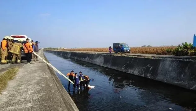 嘉南大圳大排女浮屍身分曝！57歲女出門找狗「連車帶人」落水
