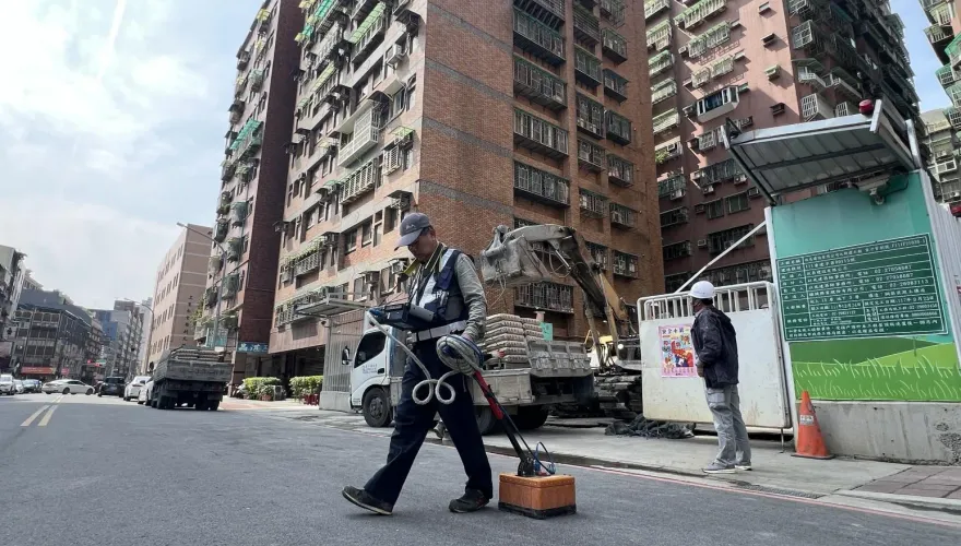 影/三重大樓傾斜出動「透地雷達」監測地質⋯消防局：確認百分百安全再讓居民返家