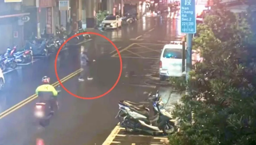 影/撞擊瞬間曝！北市翁「穿太黑」深夜穿越馬路　機車煞車不及將他撞飛