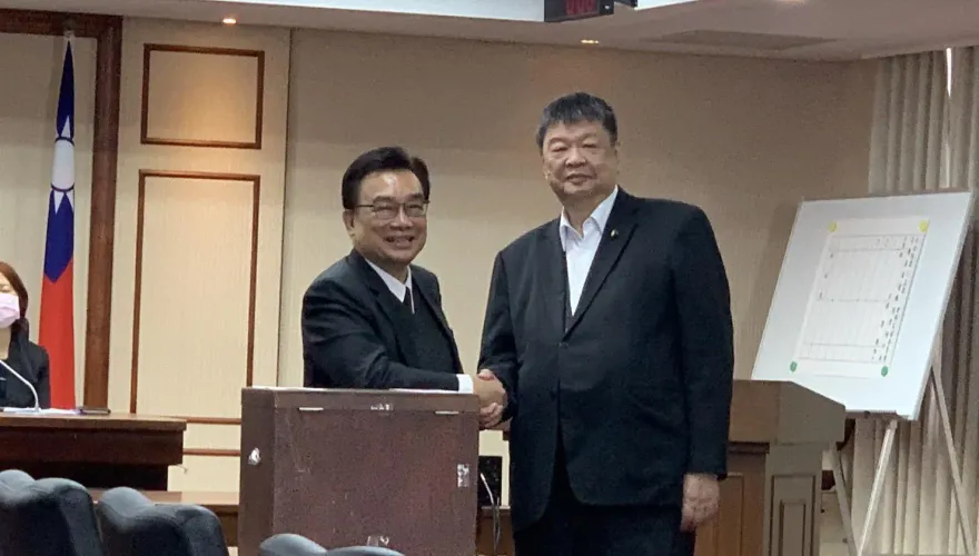 影/林國成握手陳雪生稱「大哥」：民眾黨與國民黨對改革NCC理念一致