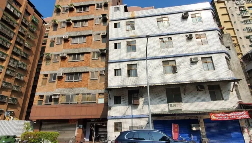 影/三重工地鄰樓傾斜受災戶憂「房價」　建商先發2萬撫卹金
