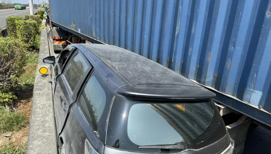 快訊/國1北向嘉義段2起車禍！休旅車幾被貨櫃車夾爆　多人受傷送醫