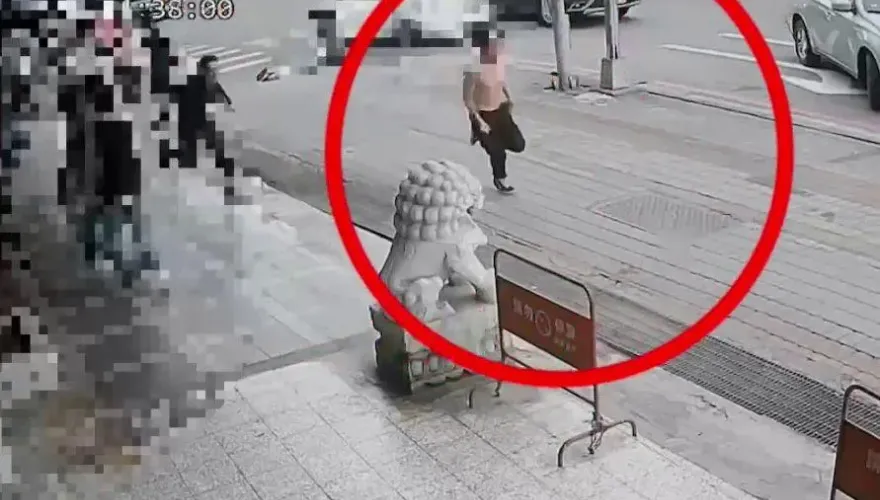 影/是漫畫看太多膩？新莊街頭圍捕車手　倒車衝撞外加脫衣服「抗抓」
