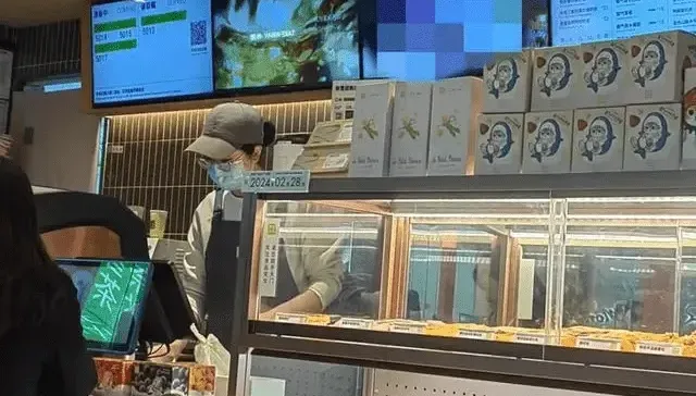點完手搖茶一抬頭…螢幕驚見「情色片」超尷尬　業者：疑遭駭已報警