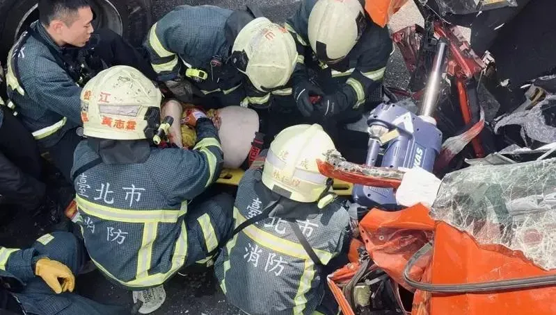 低頭撿痠痛藥膏釀悲劇！貨櫃車駕駛粗心舉動奪走夫妻命　賠償1658萬換免關