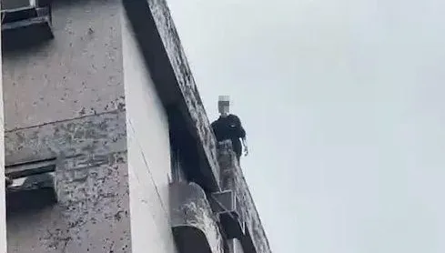 影/跟老婆吵架賭爛爬到頂樓女兒牆！失控吼叫警消花2小時苦勸「突擊」救回