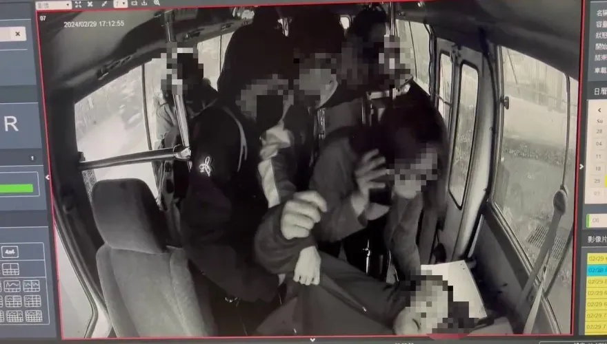 影/公車駕駛突昏倒！拚全力停路邊保護乘客　緊急送醫急救