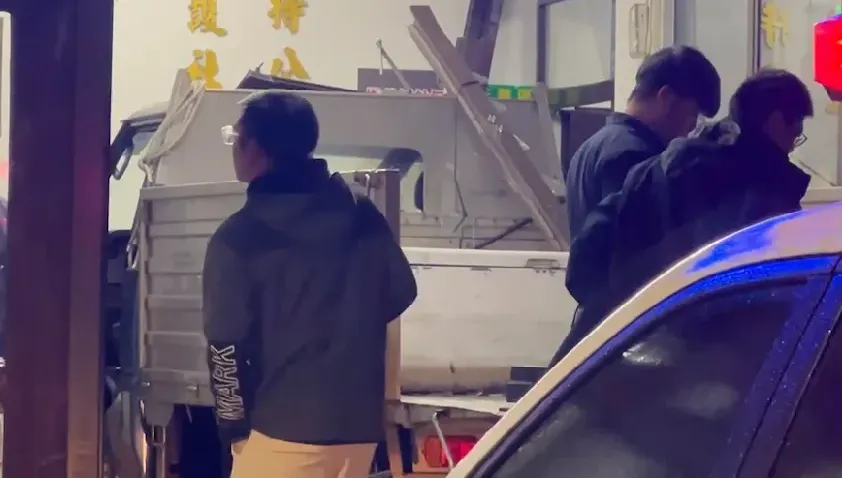 快訊/最新衝撞畫面曝！小貨車蓄意撞八堵派出所　1男警命危1女警受傷