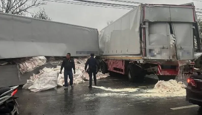 快訊/桃園楊梅「聯結車車禍」車頭撞爛　慘狀曝光