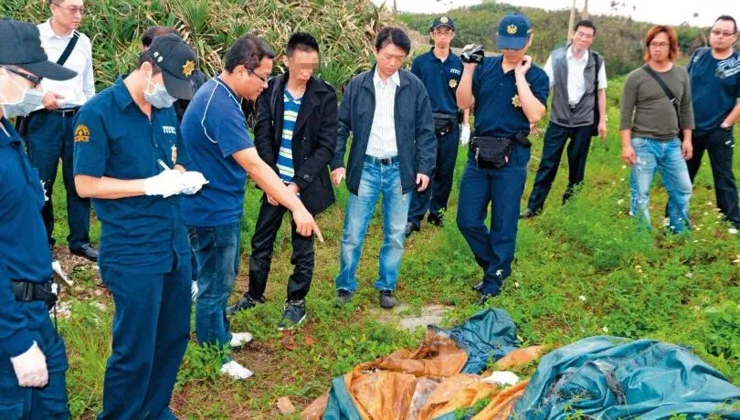 兒遭灌水泥裝桶棄屍...母「開門迎假警」淚悔11年　神明：老虎咬走