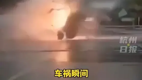 影/雨天尬車釀禍！電動車失控撞樹爆火球「空中大翻轉」駕駛慘死