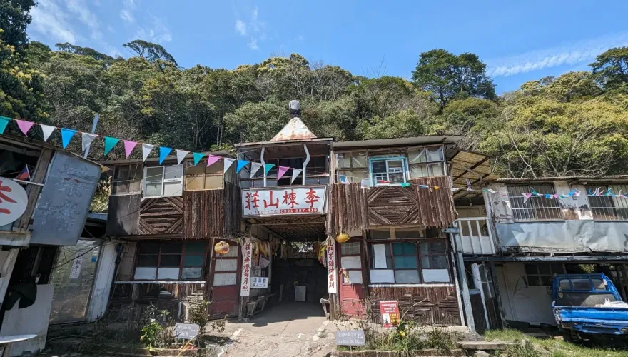 密集恐懼症慎入！登山客見巨量「馬陸大軍」亂竄　網憂：地震前兆