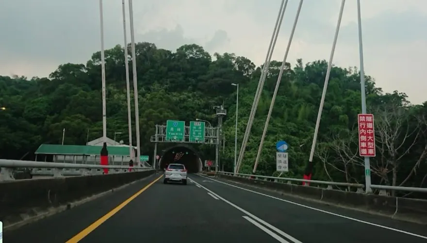 無照騎重機闖八卦山隧道！罰單見「省6000元」笑了：一次破解2任務