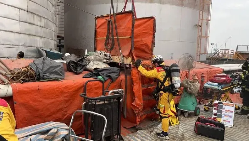 快訊/高雄李長榮工安意外！50歲工人清油槽遭泥塊壓住　搶救中