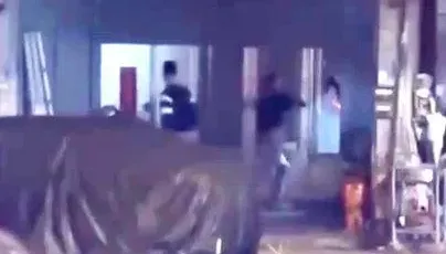 影/霧峰討債驚魂！黑衣人深夜球棒猛砸大門嚇壞老父　疑次子欠債