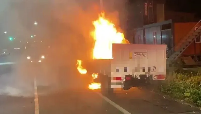 影/羅東交流道暗夜火燒車！烈焰吞貨車成廢鐵　駕駛跳車：才剛保養完