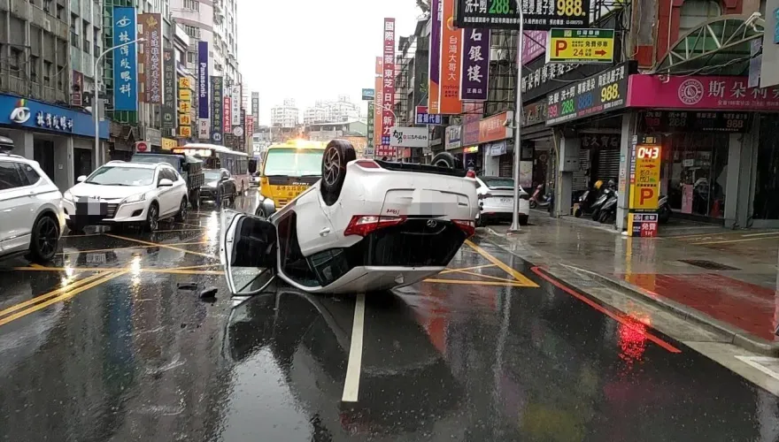 影/三重詭異肇逃仔！大清早開車突撞烏龜翻　跟乘客秒逃留毒品在車內