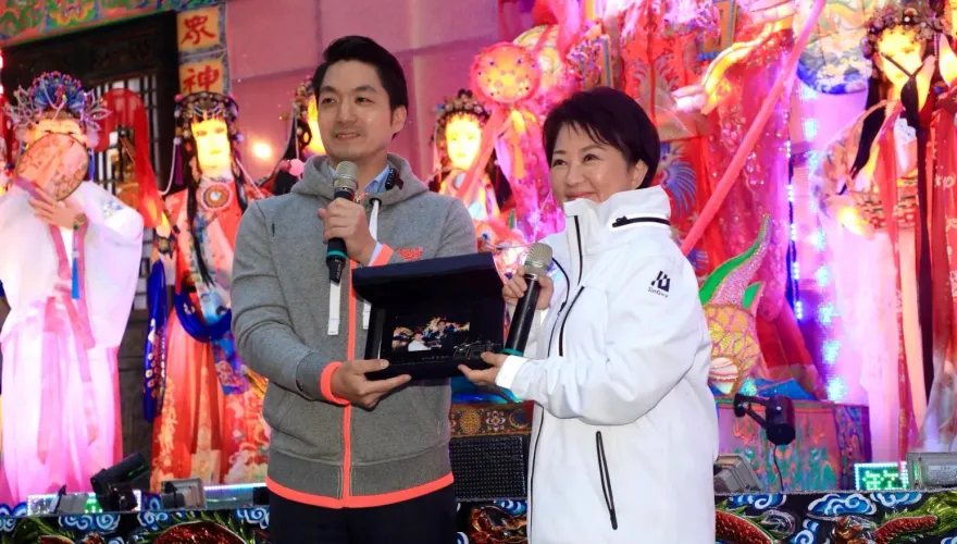 參觀台北花燈疑似「撞臉」女神？盧秀燕北上會蔣萬安讚：辦的非常成功