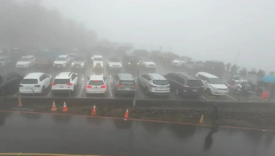 快訊/合歡山二度飄冰霰！銀白世界超夢幻　民眾寒風中嗨喊開心