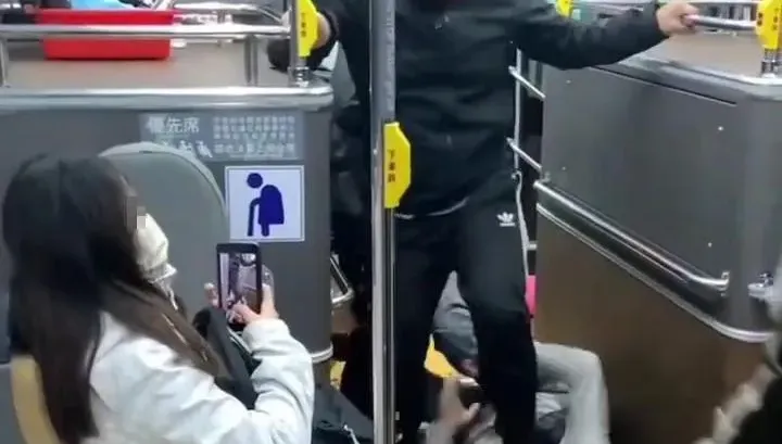 影/狼狽！台中酒駕男闖公車爆揍司機　反遭打趴「腳踩頭」壓制