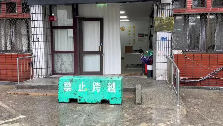 基隆警殉職/貨車衝撞值班台男警枉死　八堵分駐所緊急設水泥石墩防撞