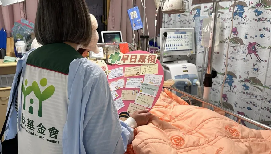 一定要加油！家扶老師探望彰化小姊妹　耳邊喊「趕緊恢復健康好嗎」姊眼角泛淚