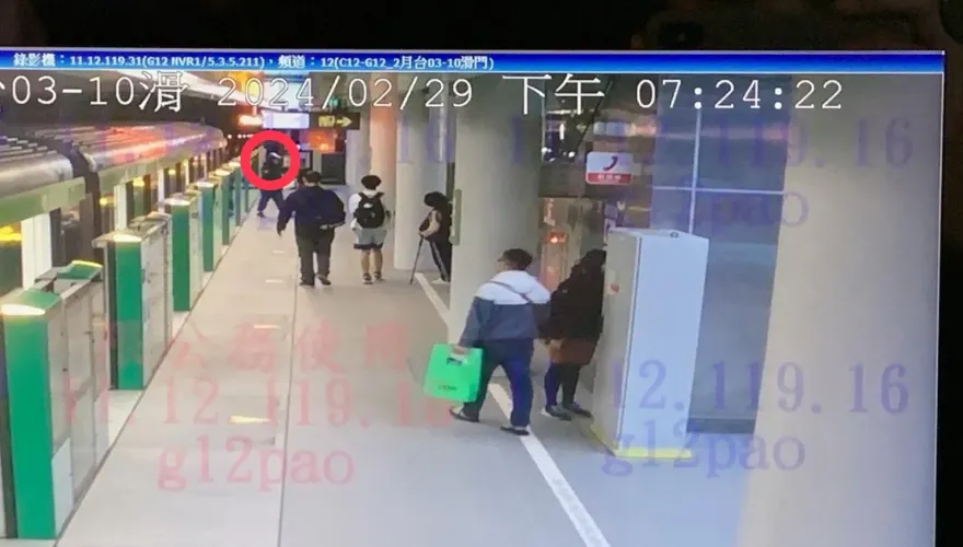 影/為吸引注意！安全帽怪客中捷亮槍嚇死乘客　「1原因」遭強制送醫