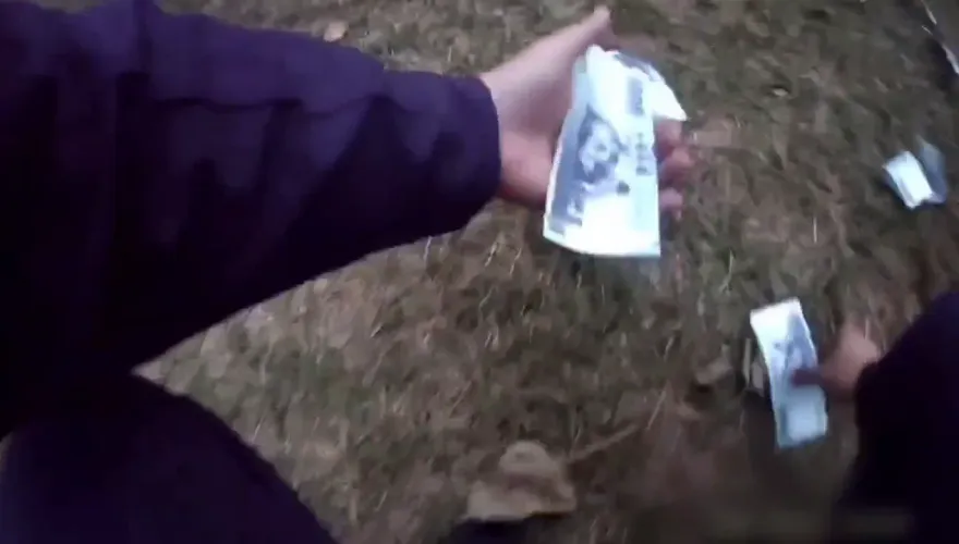 影/錢不要了別抓我！竹南2屁孩車手被警追　化身散財童子狂撒30萬