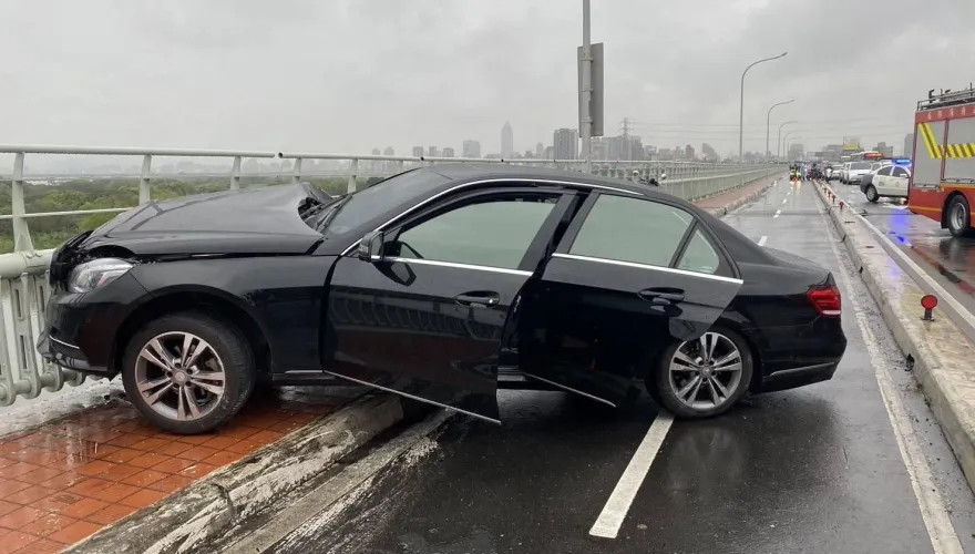 快訊/華江橋驚悚事故！疑天雨路滑釀追撞　肇事賓士車飛躍機車道險墜橋