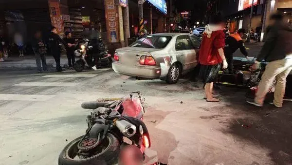 高雄死亡車禍！他騎百萬重機杜卡迪下班出事　被撞頭部重創送醫不治
