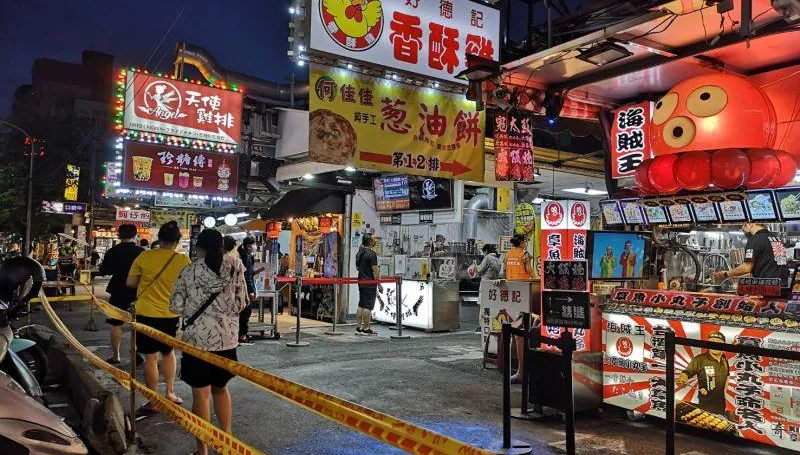 快訊/瑞豐夜市傳火警！炸雞皮攤抽風機冒濃煙　觀光客嚇壞急報案