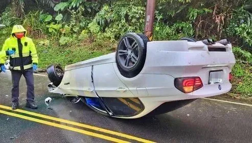 車毀人傷！瑞芳山路邊驚見BMW自撞山壁烏龜翻　車頭變形駕駛頭破血流