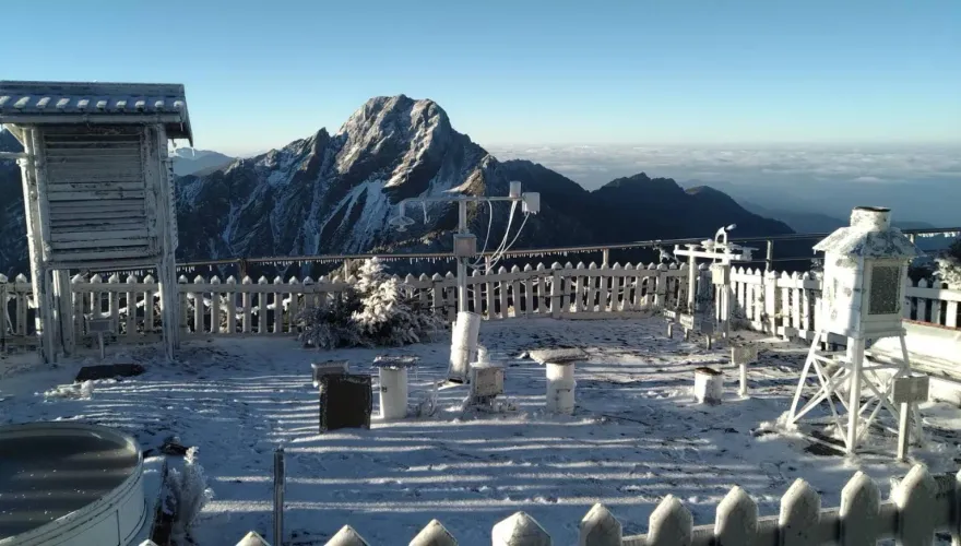 影/玉山降下三月雪！零下7.9°C　銀白世界美呆了