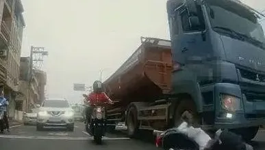 影/命大！高雄妹超車「左右搖」自摔　砂石車輾過車輪她沒事