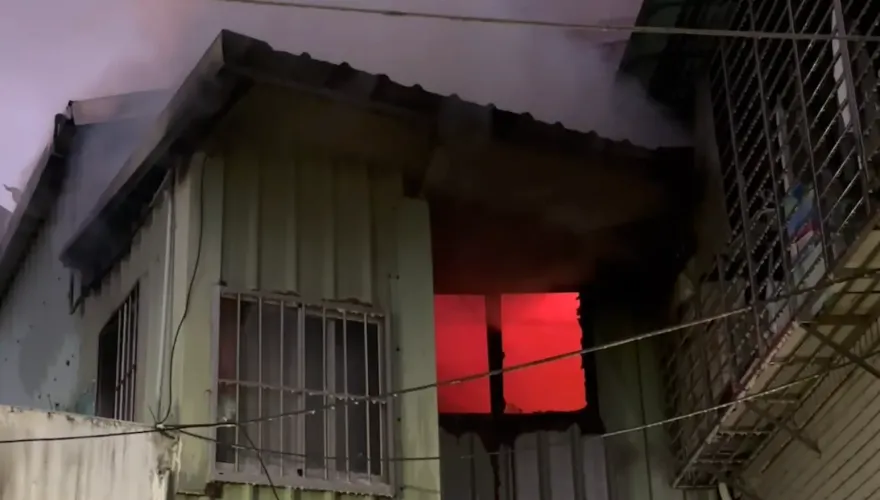快訊/基隆鐵皮屋驚傳火警！大量黑煙蓋天　火舌狂竄