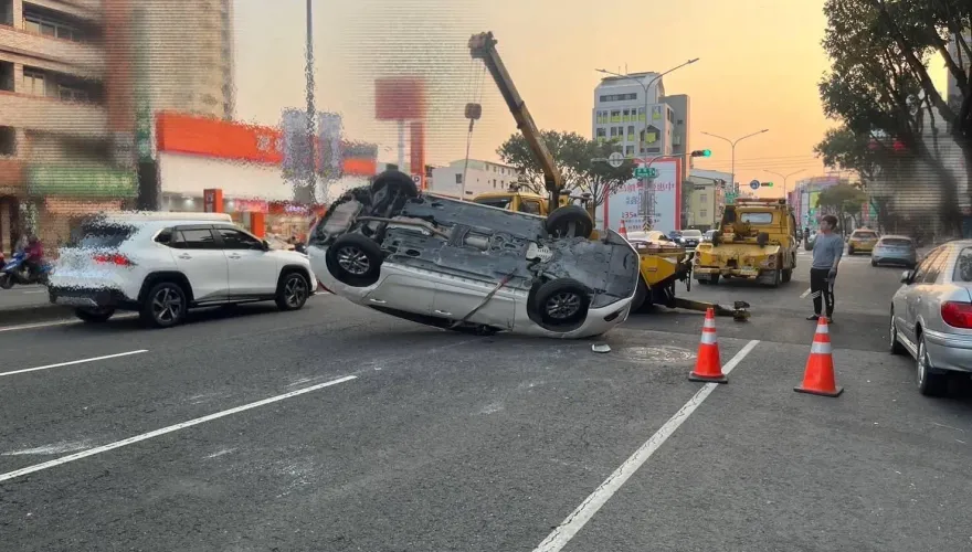 快訊/高雄驚悚「444車禍」！她開車撞上同向車慘翻　對方也失控擦撞2機車