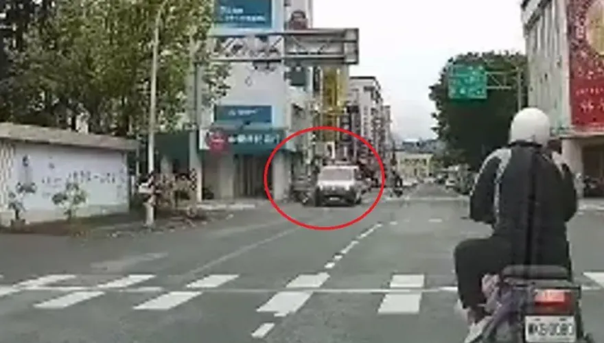 影/不讓？宜蘭街頭驚見救護車鳴笛執勤通過路口　與沒煞停機車相撞