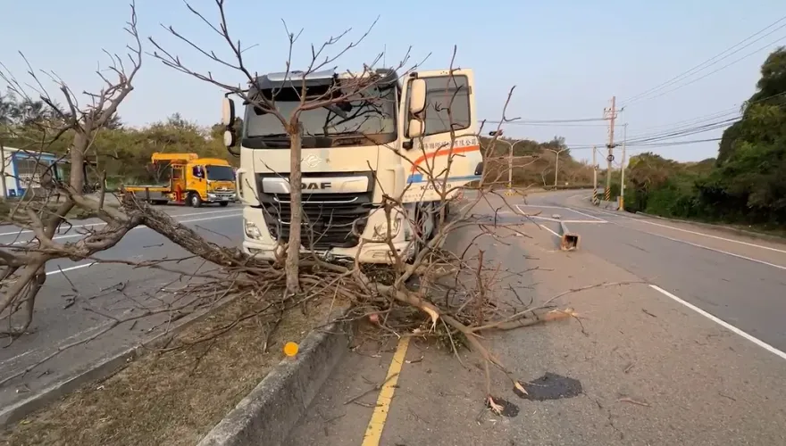 快訊/台1線大車失控亂衝！整輛車卡分隔島　撞斷路燈擋2車道