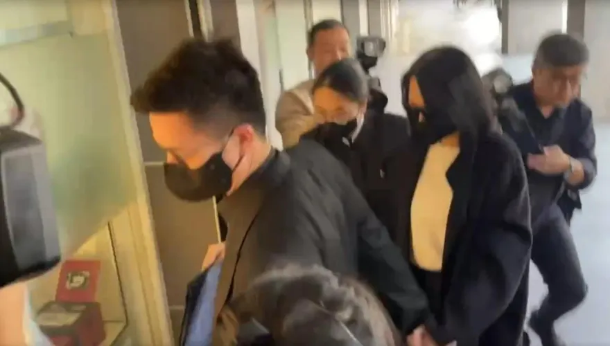 快訊/小S夫妻「全黑現身公公靈堂」表情哀戚！婆婆、3個女兒也到場