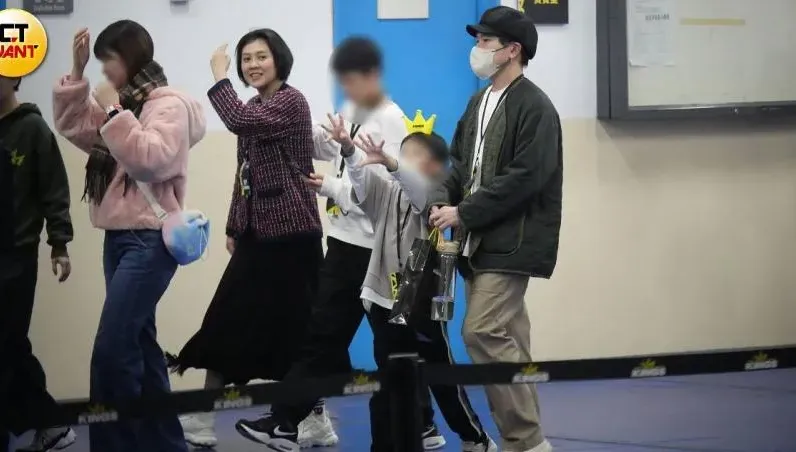 狠甩乳癌陰霾！朱芯儀全家熱血看籃球賽　12歲大兒子「身高直逼衛斯理」