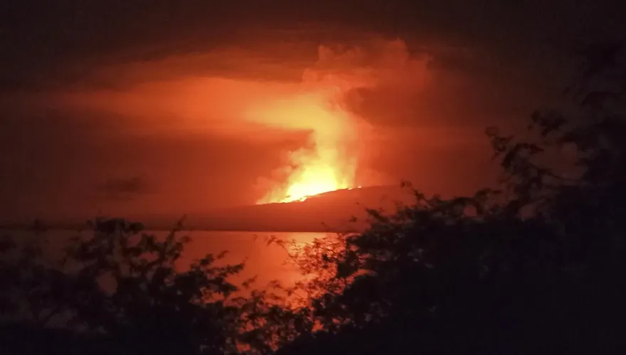 影/隔4年又爆發！厄瓜多火山煙柱直竄3公里高　黑夜瞬間被染紅
