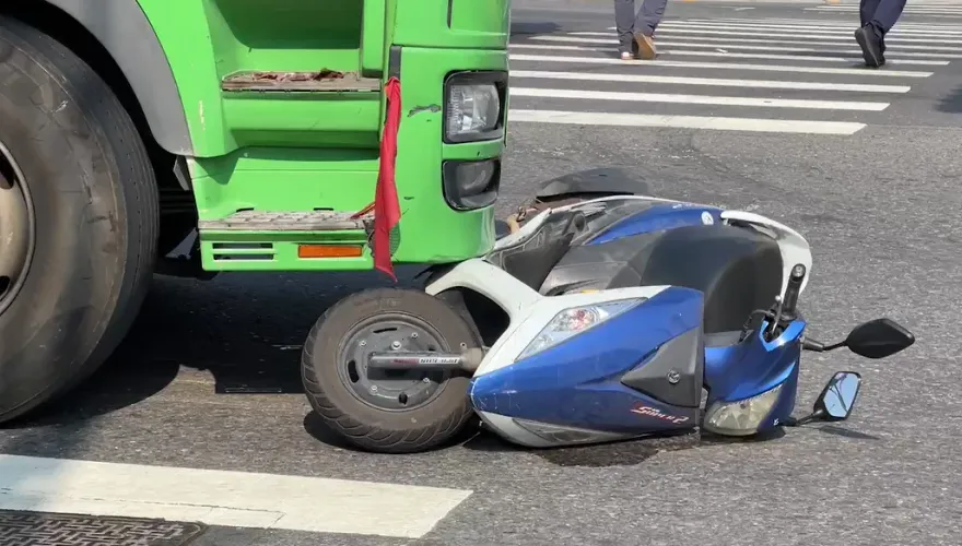 影/永康油罐車碰撞機車！7旬翁命喪輪下　妻子急趕現場崩潰痛哭