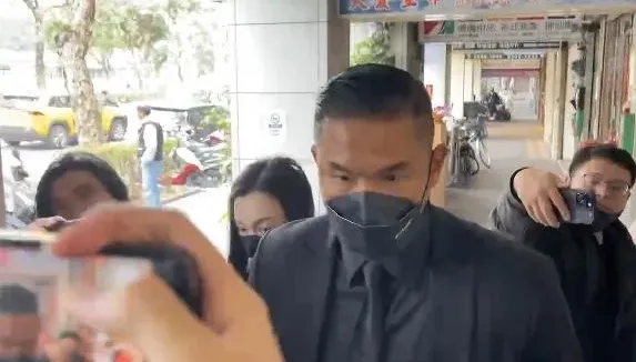 口罩風波後消失4年！范瑋琪緊牽陳建州現身靈堂致意：我愛她們
